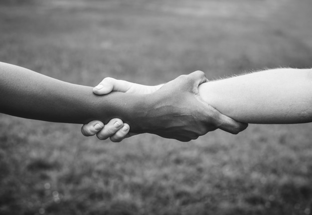 people_holding_each_other_53876_25023.jpg